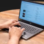 Hình ảnh minh họa người dùng đang sử dụng laptop Acer Chromebook