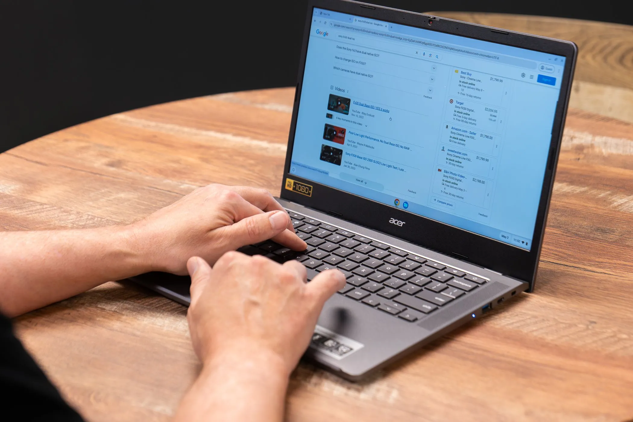 Hình ảnh minh họa người dùng đang sử dụng laptop Acer Chromebook
