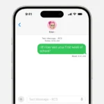 Hình ảnh mô phỏng tin nhắn RCS màu xanh lá trên iPhone 15 chạy iOS 18