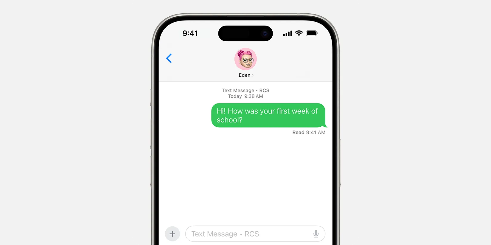 Hình ảnh mô phỏng tin nhắn RCS màu xanh lá trên iPhone 15 chạy iOS 18