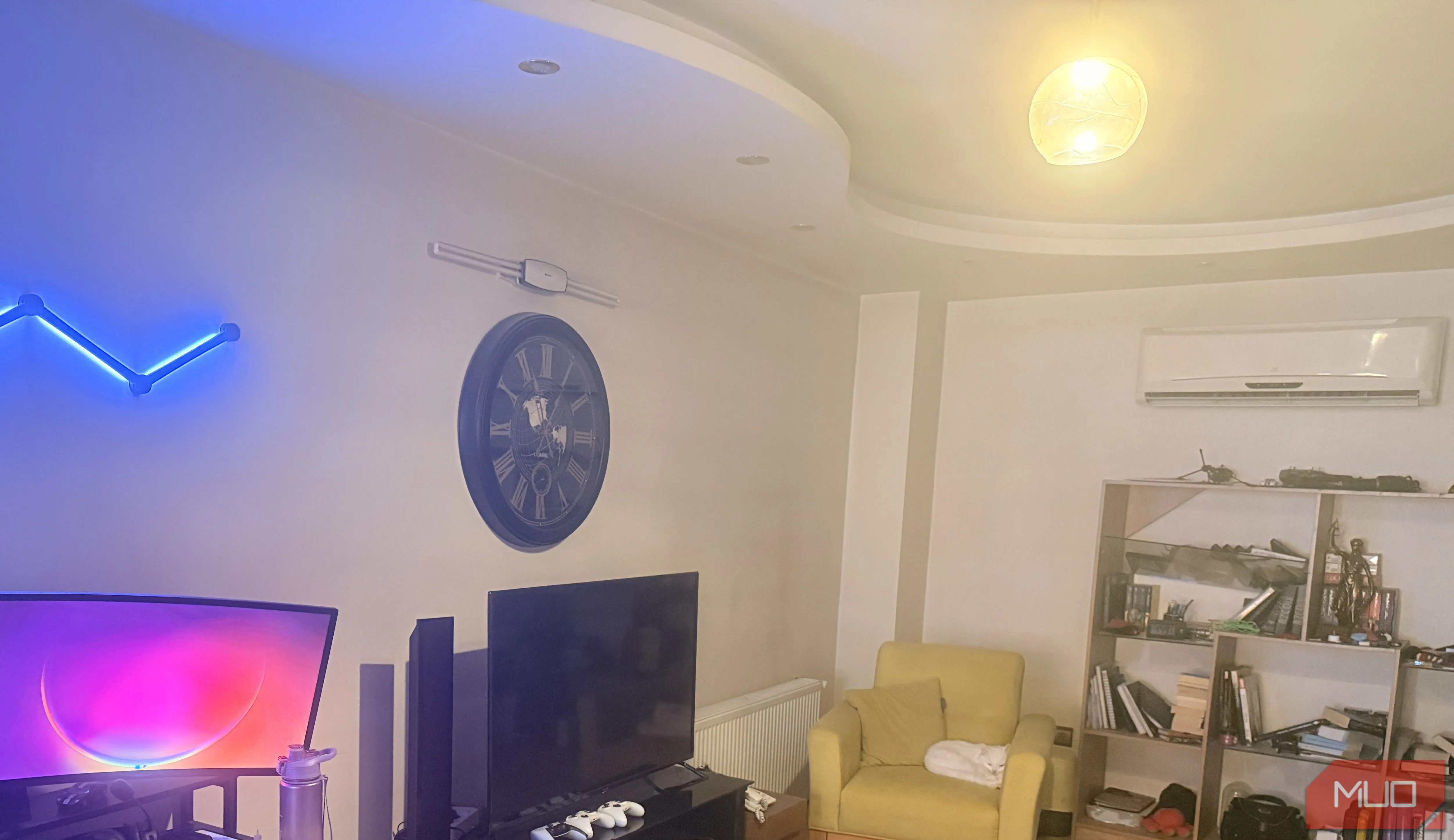 Hình ảnh phòng khách chụp bằng camera điện thoại với ống kính bị bám bẩn