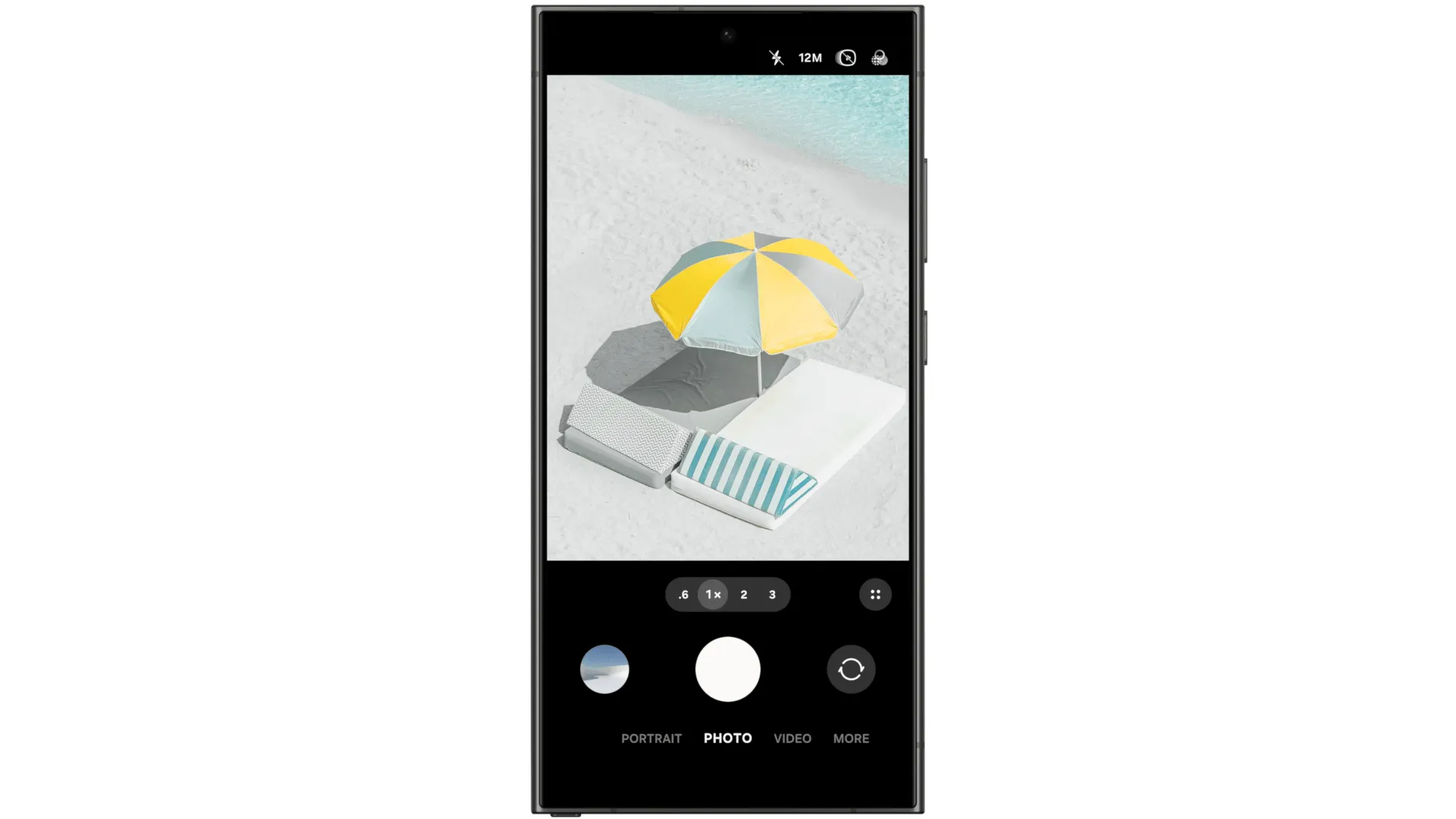 Hoạt ảnh minh họa giao diện ứng dụng Camera được thiết kế lại trên One UI 7, cho thấy các điều khiển mới và sự sắp xếp tối ưu.
