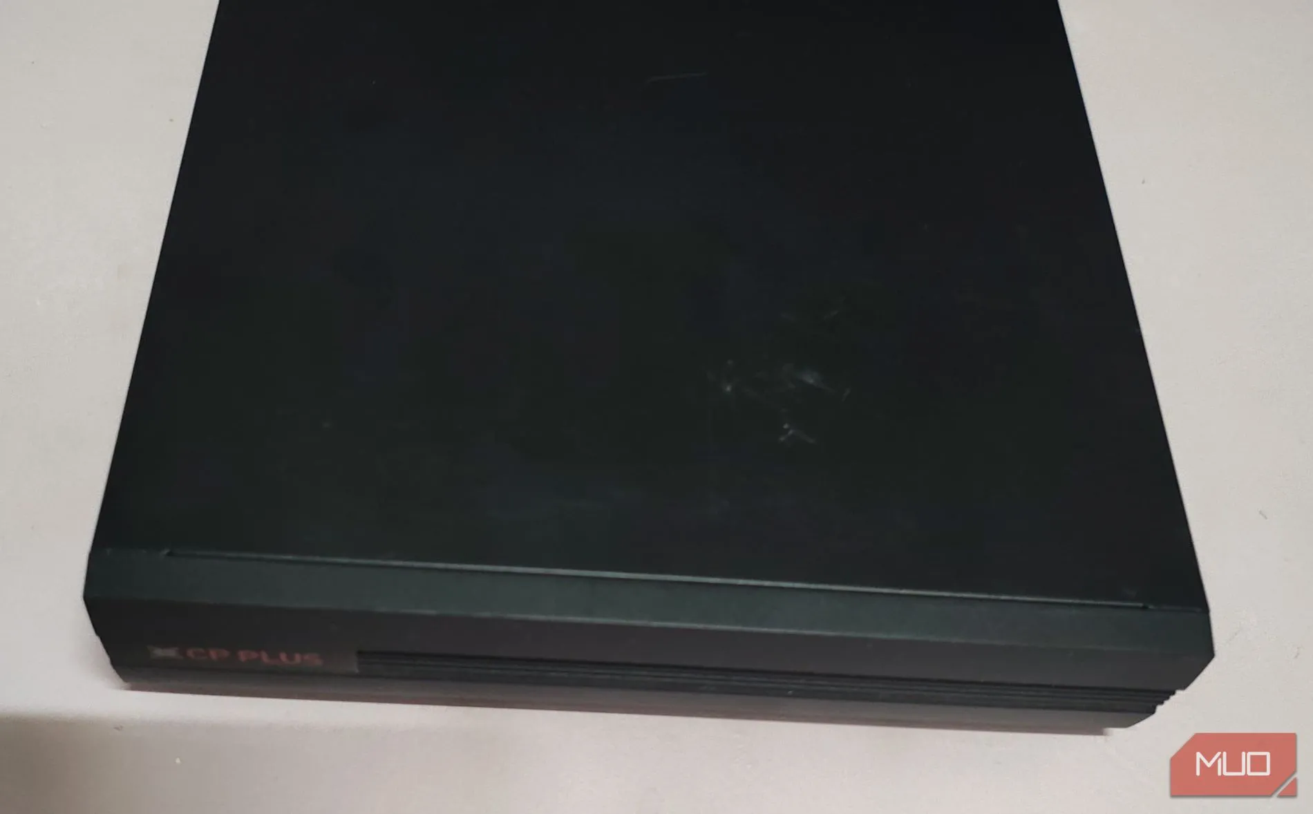 Hộp DVR đặt trên bàn trắng, thể hiện khả năng lắp ổ cứng cũ vào hệ thống camera an ninh.