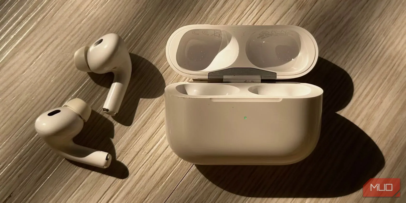 Hộp sạc AirPods Pro với đèn trạng thái màu xanh