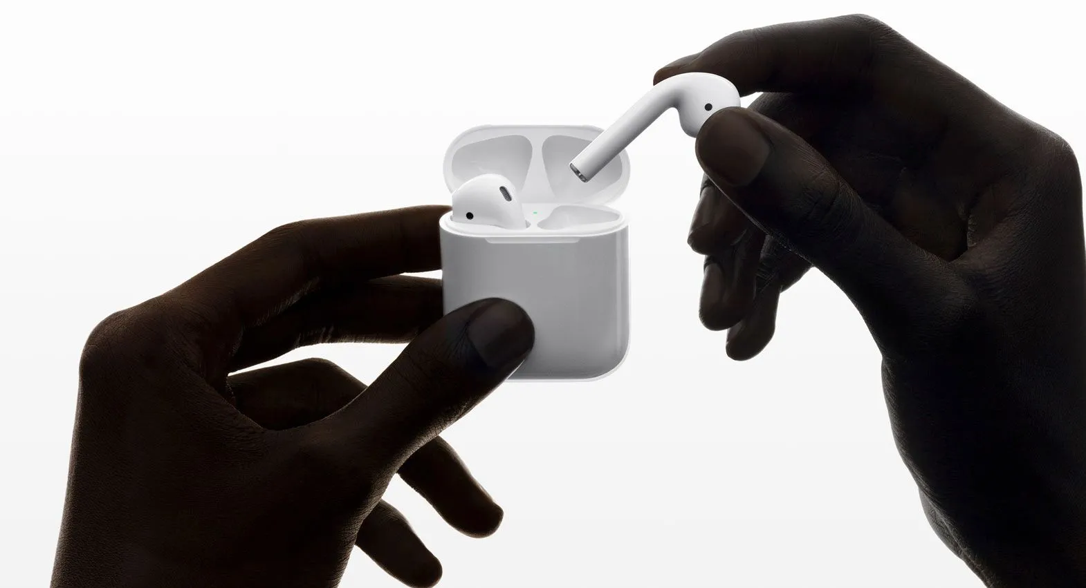Hộp sạc AirPods thế hệ 2 với đèn trạng thái bên trong