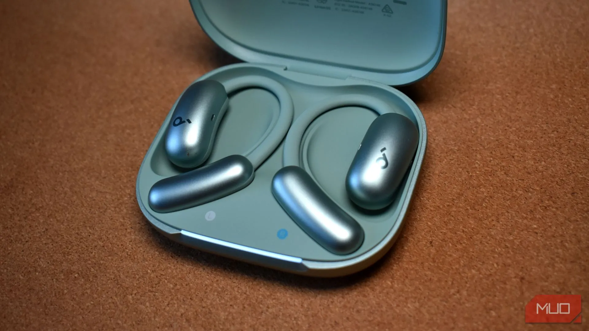 Hộp sạc Soundcore AeroFit 2 cùng tai nghe open-ear của nó