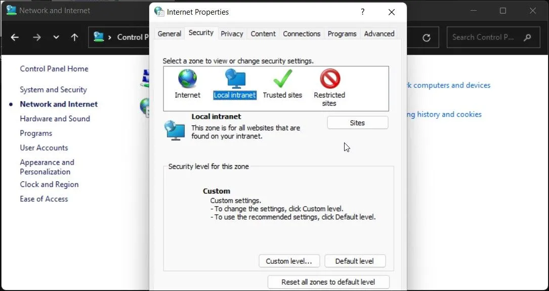 Hộp thoại Internet Properties với tab Security được chọn trong Windows 11