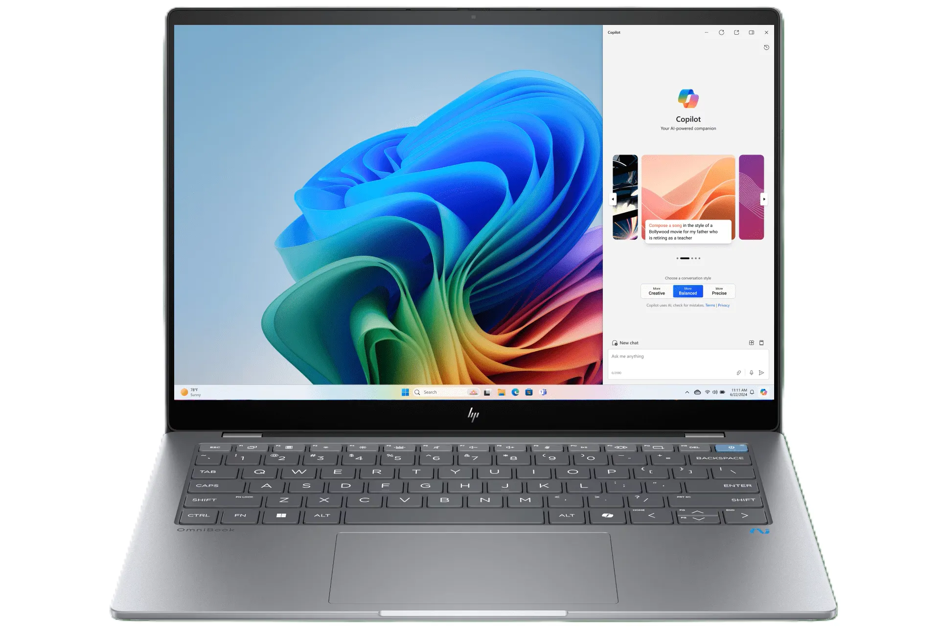 HP OmniBook X trên bàn làm việc mở màn hình