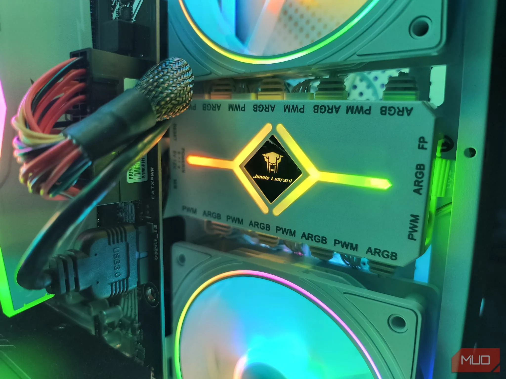 Hub điều khiển quạt và RGB (fan hub) giúp quản lý cáp gọn gàng bên trong PC