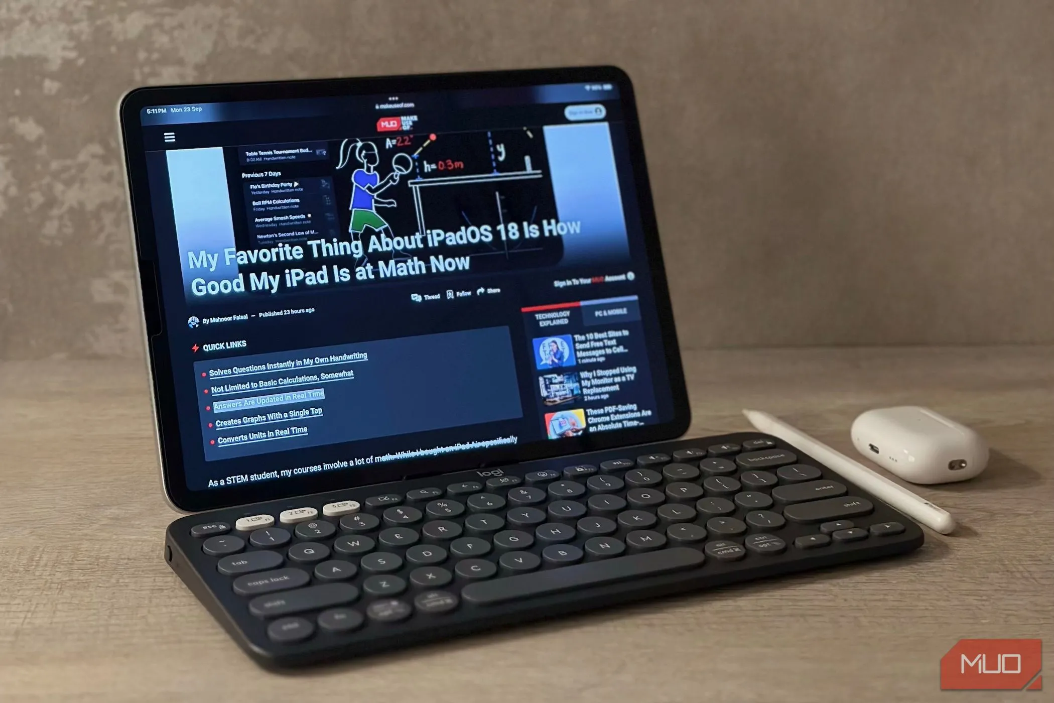 iPad, Apple Pencil, bàn phím Logitech Pebble 2 K380s và AirPods đặt trên bàn làm việc