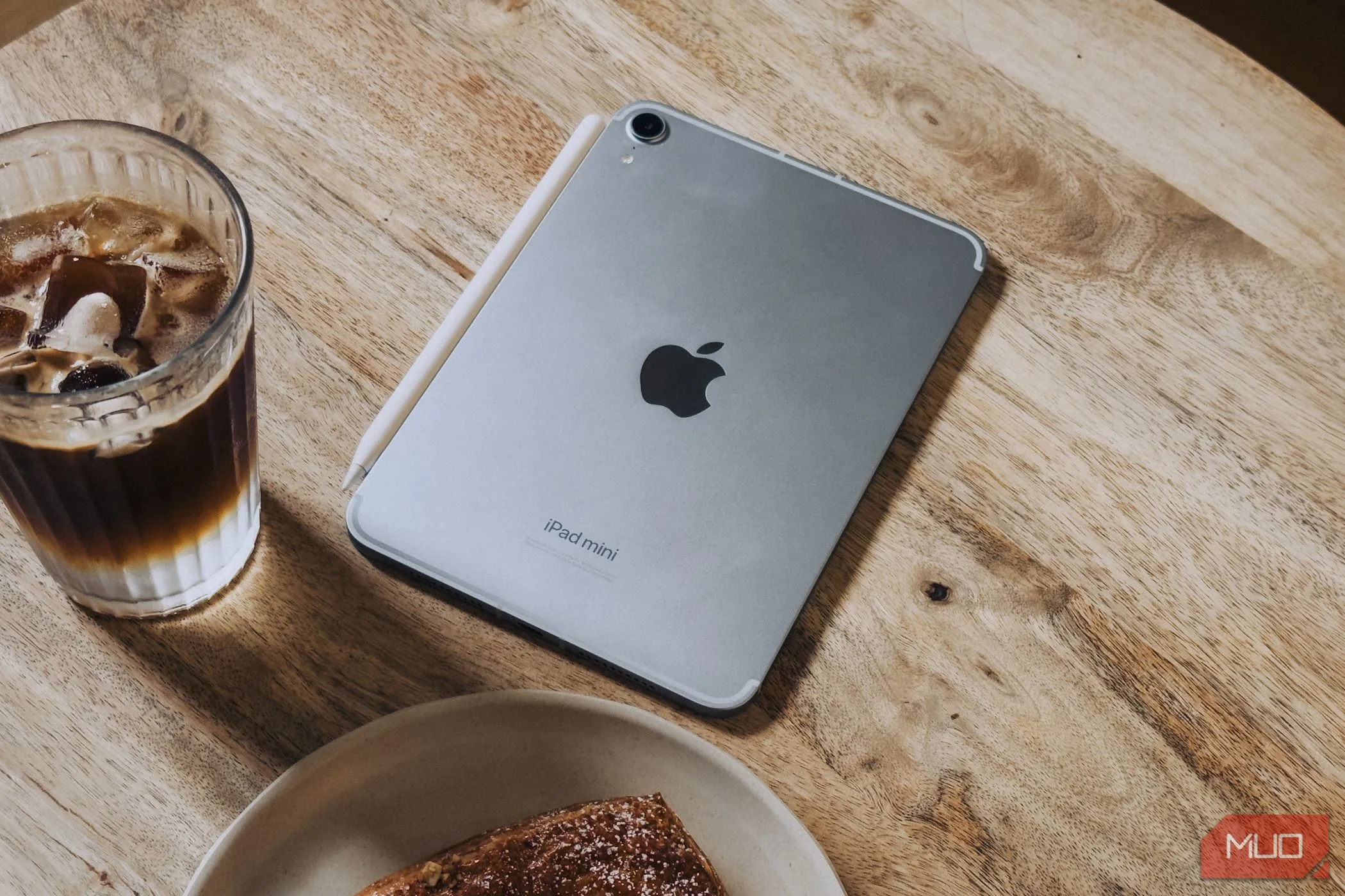 iPad Mini A17 Pro đặt trên bàn cà phê, minh họa tính di động cao