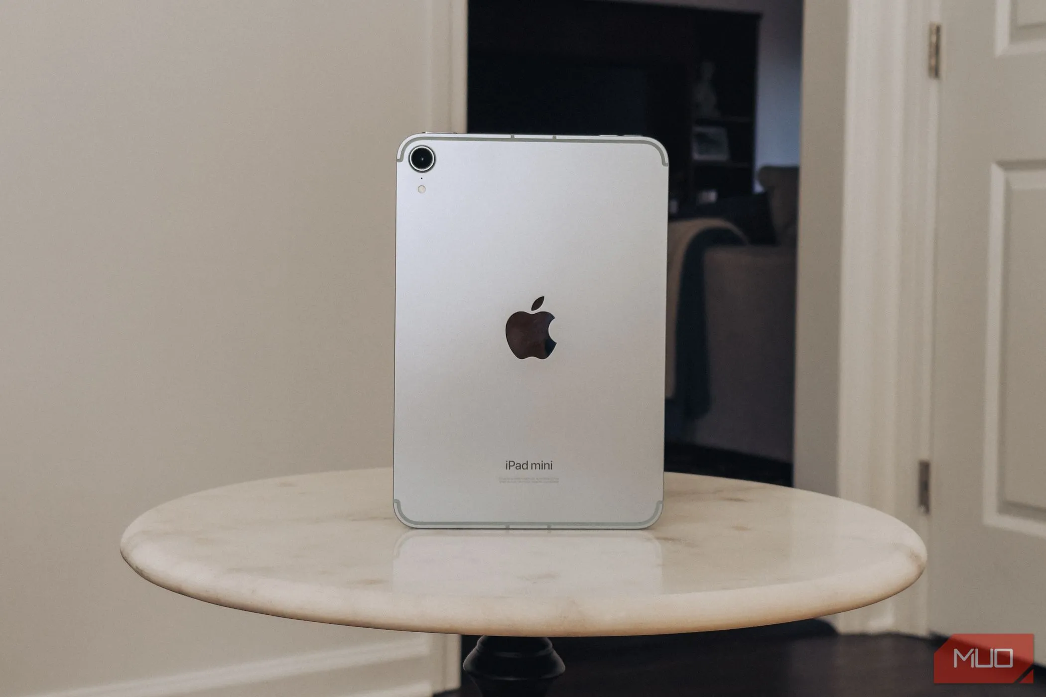 iPad Mini A17 Pro đặt trên bàn đá cẩm thạch, minh họa thời lượng pin ấn tượng
