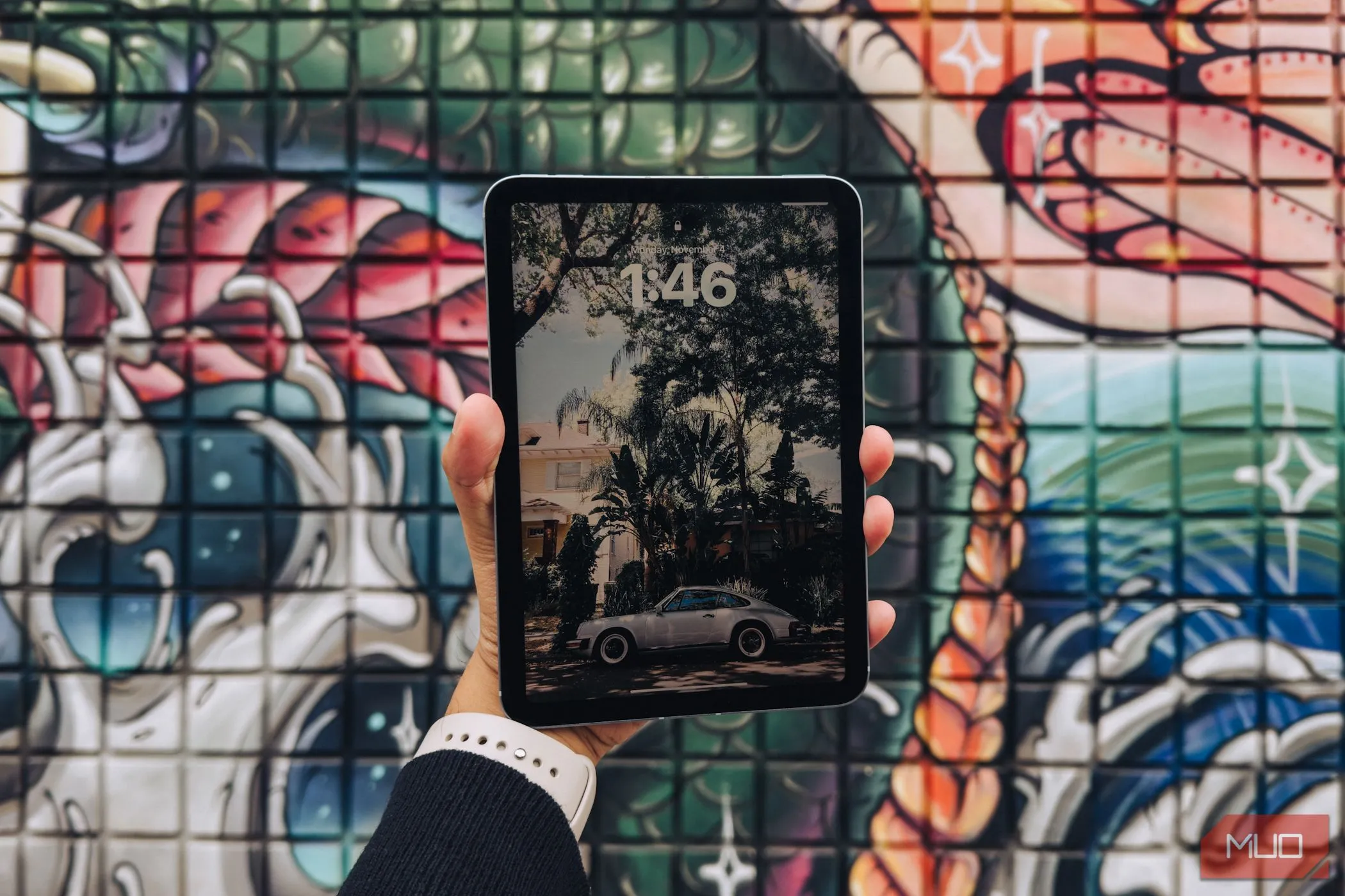 iPad Mini A17 Pro trong tay, nổi bật tính tiện dụng một tay khi di chuyển