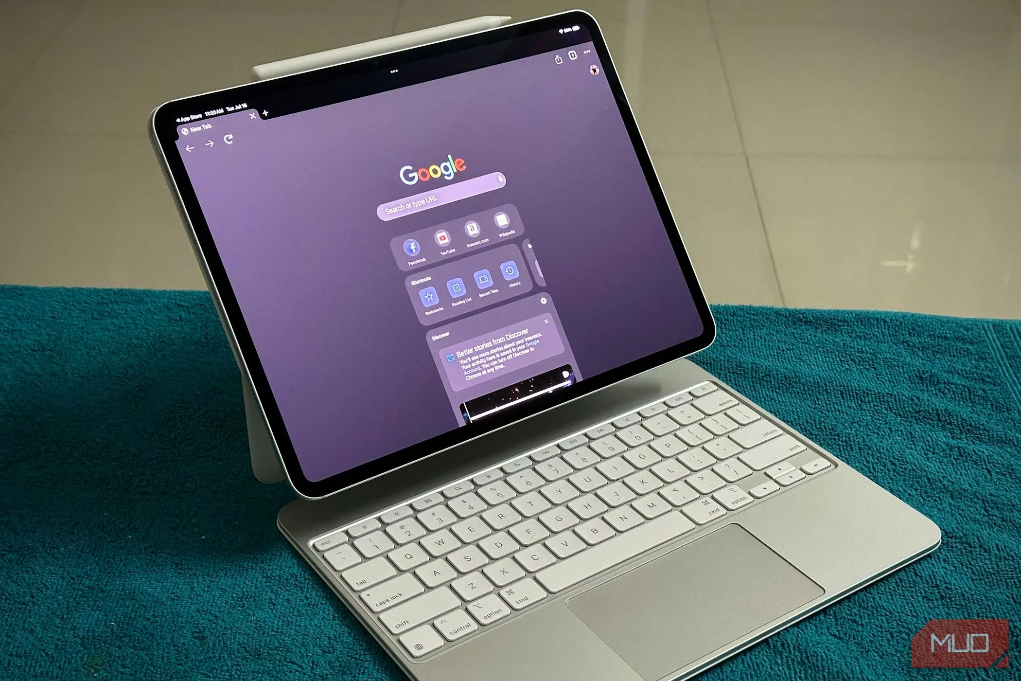 iPad Pro đang chạy trình duyệt Google Chrome, gắn với bàn phím Apple Magic Keyboard
