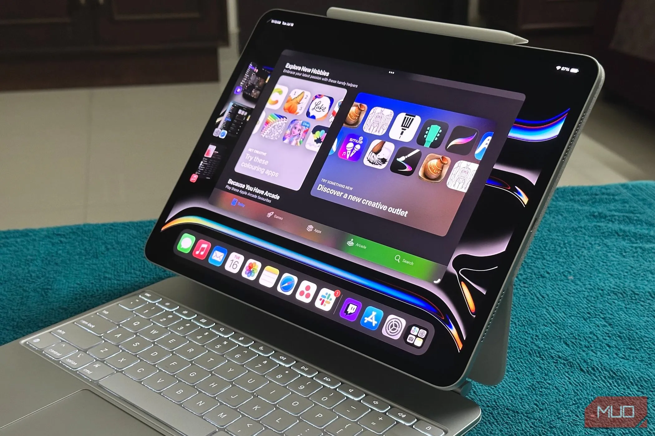 iPad Pro với Stage Manager và Magic Keyboard, tượng trưng cho hệ sinh thái khép kín của Apple.