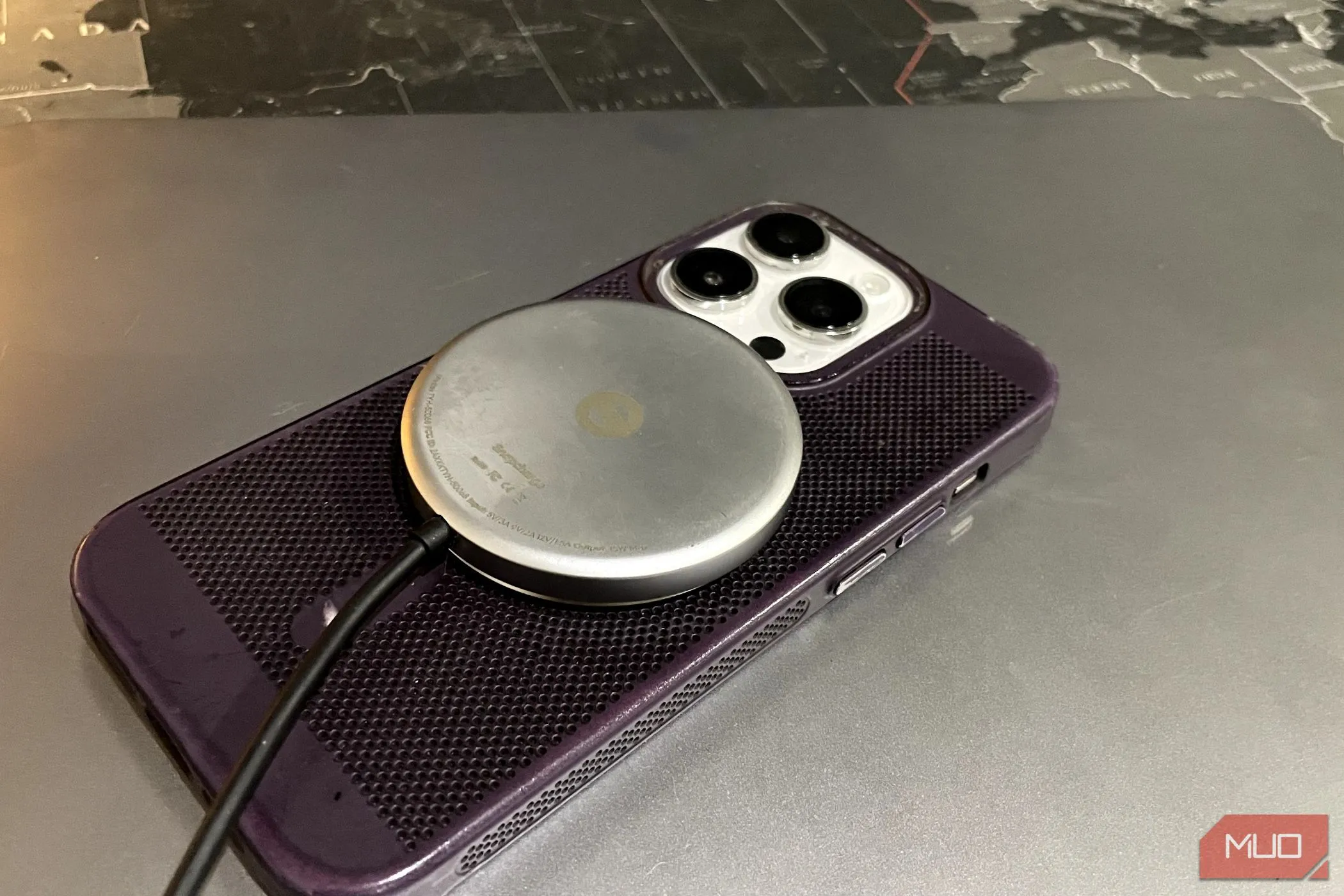 iPhone đang được sạc không dây trên đế sạc