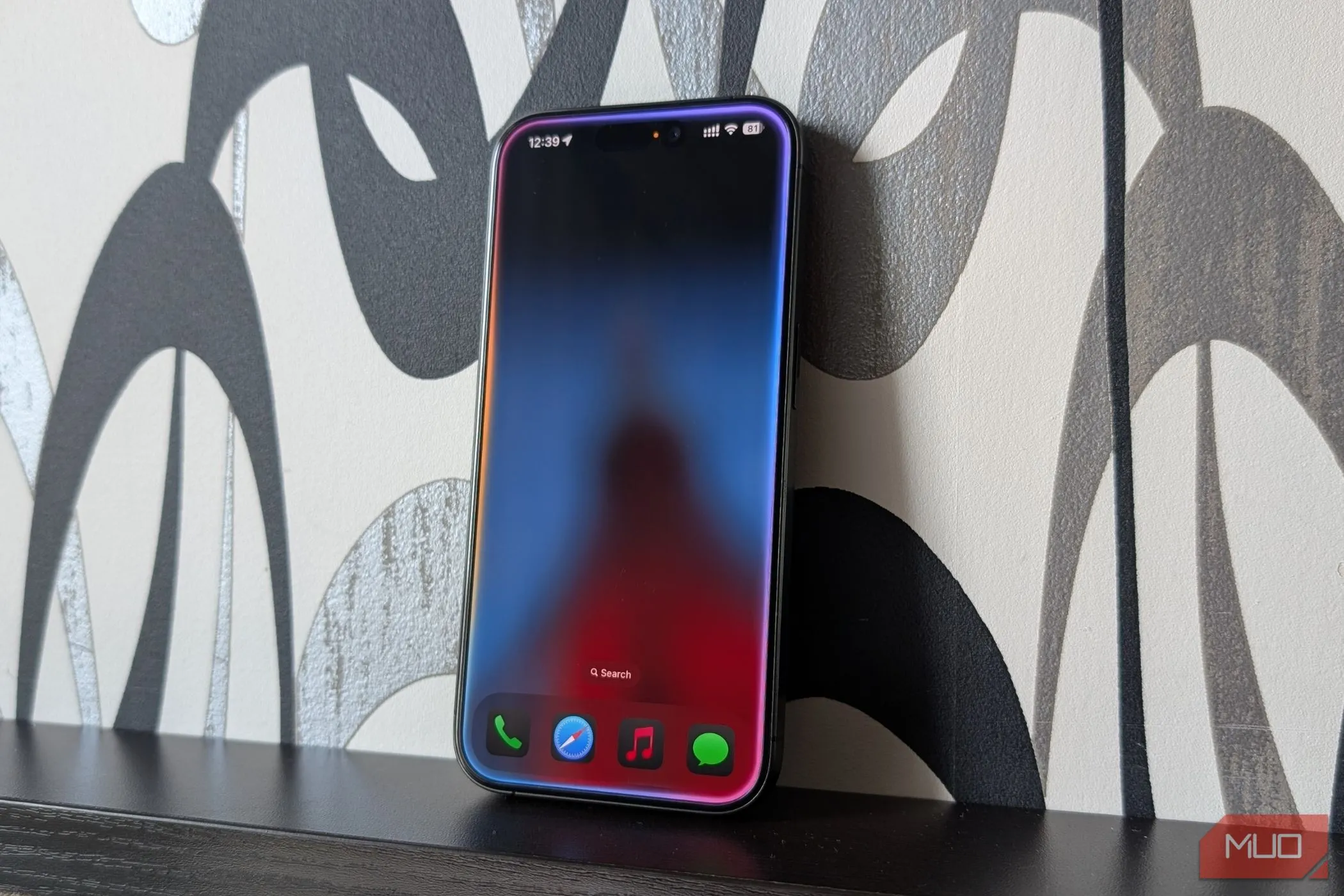 iPhone hiển thị Siri đang hoạt động, minh họa tính năng Apple Intelligence trên thiết bị.