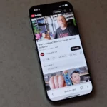 iPhone hiển thị ứng dụng web YouTube đang phát video tự động, minh họa phương pháp thử nghiệm pin trình duyệt.