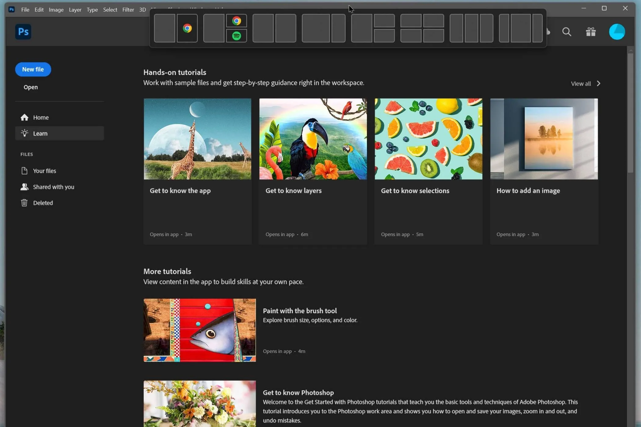 Kéo ứng dụng Photoshop lên đỉnh màn hình để kích hoạt bảng chọn nhanh Snap Layouts trên Windows.