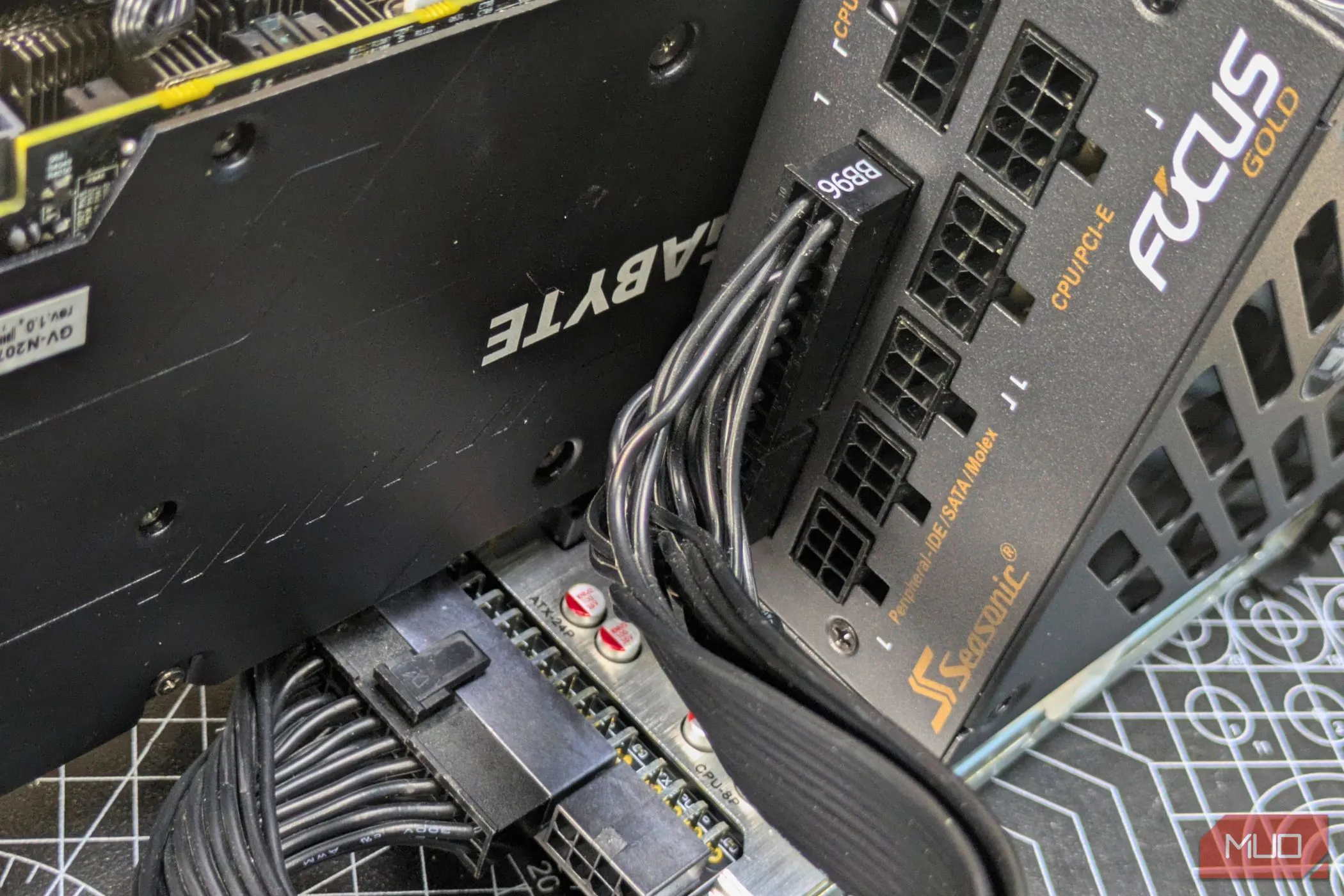 Kết nối các cáp nguồn cần thiết từ bộ nguồn vào dock eGPU và card đồ họa, bao gồm cáp 24-pin và PCIe.