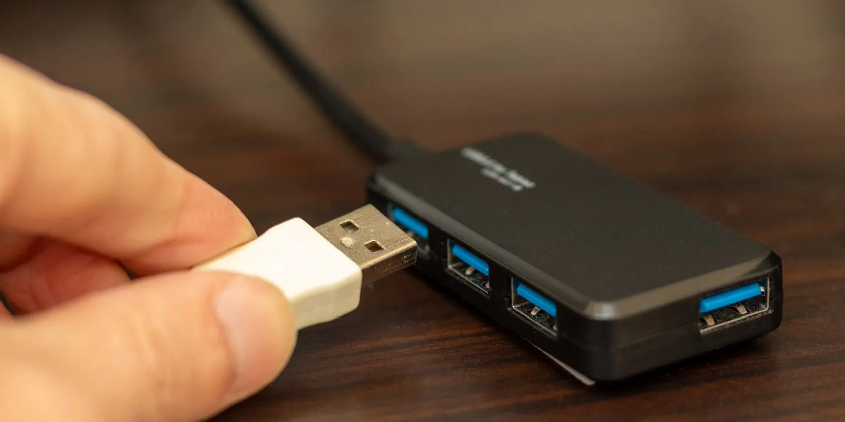 Kết nối nhiều thiết bị vào một USB hub, có thể sử dụng màn hình làm trung tâm