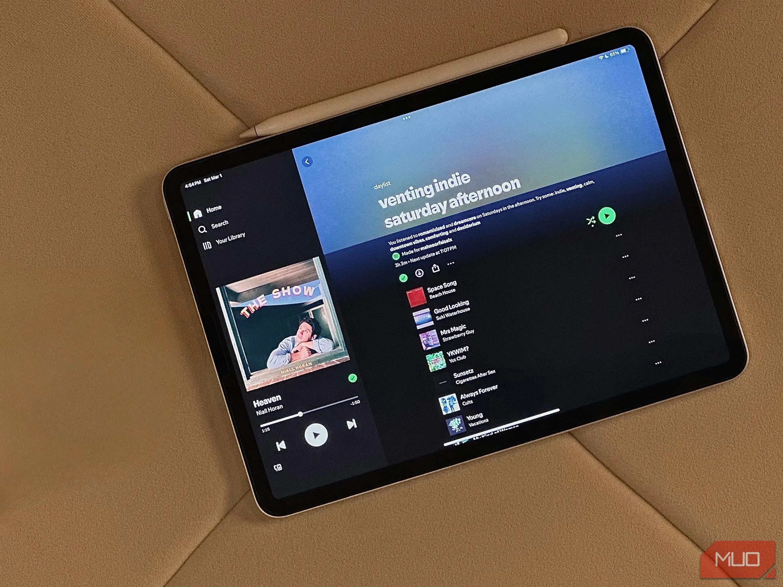 Kết quả xóa vật thể thừa (hộp AirPods) bằng công cụ Remove Object của Adobe Express