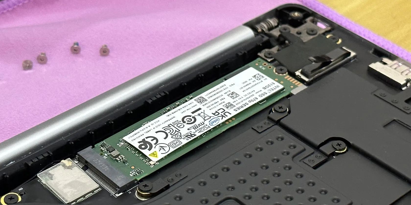 Khe cắm SSD trong laptop Tecno Megabook T1, minh họa vị trí lắp đặt ổ cứng NVMe M.2 để nâng cấp.