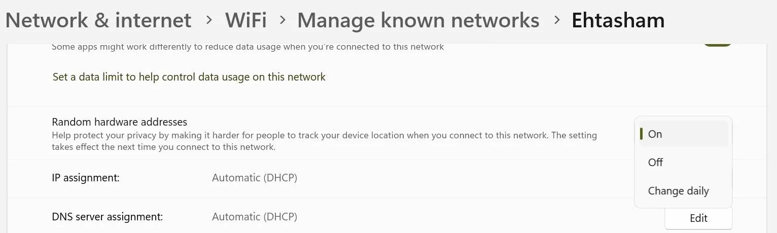 Kích hoạt tính năng &quot;Random hardware addresses&quot; cho một mạng Wi-Fi cụ thể trong cài đặt Windows.