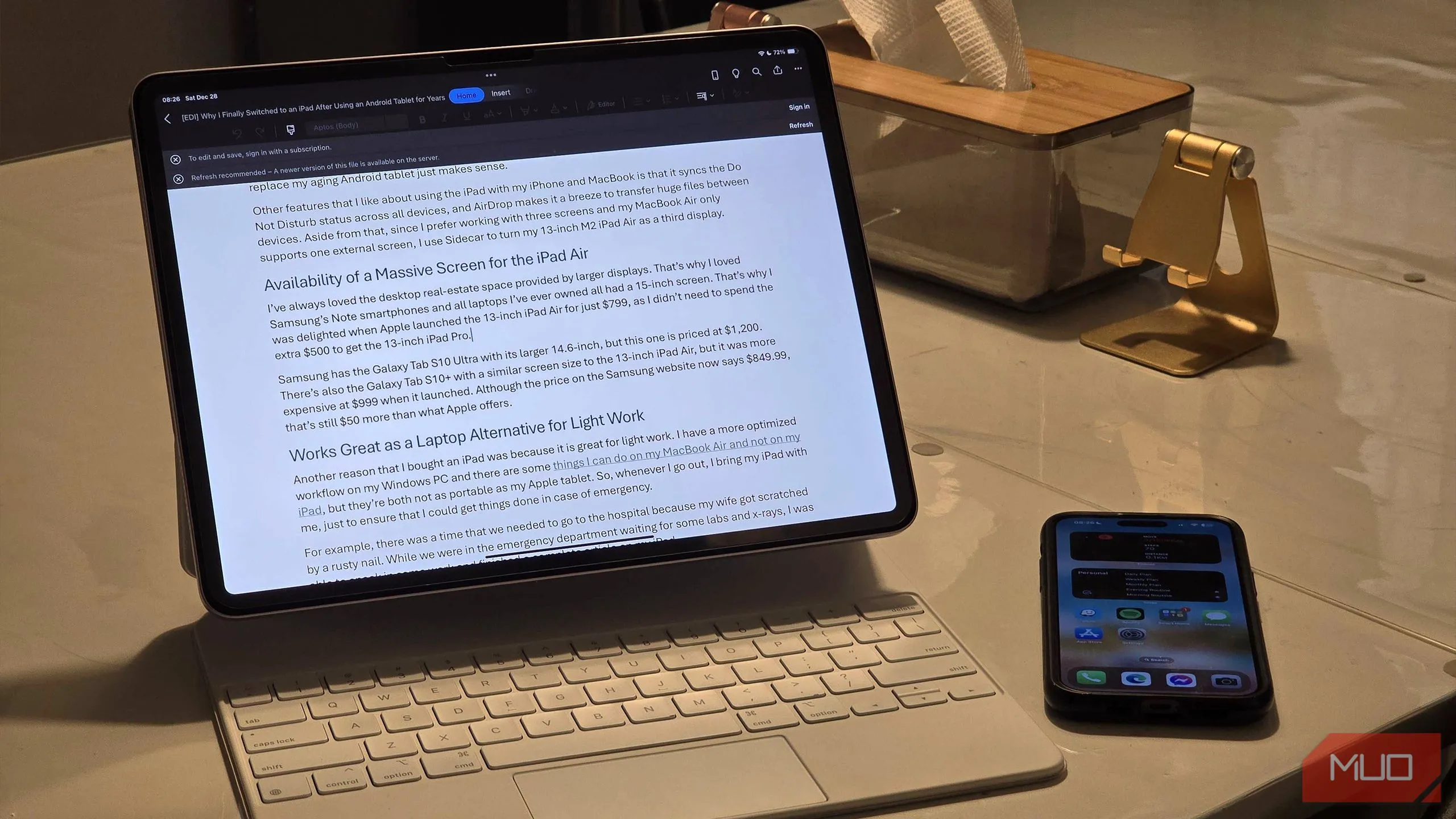 Làm việc hiệu quả trên iPad Air khi không ở bàn làm việc chính.