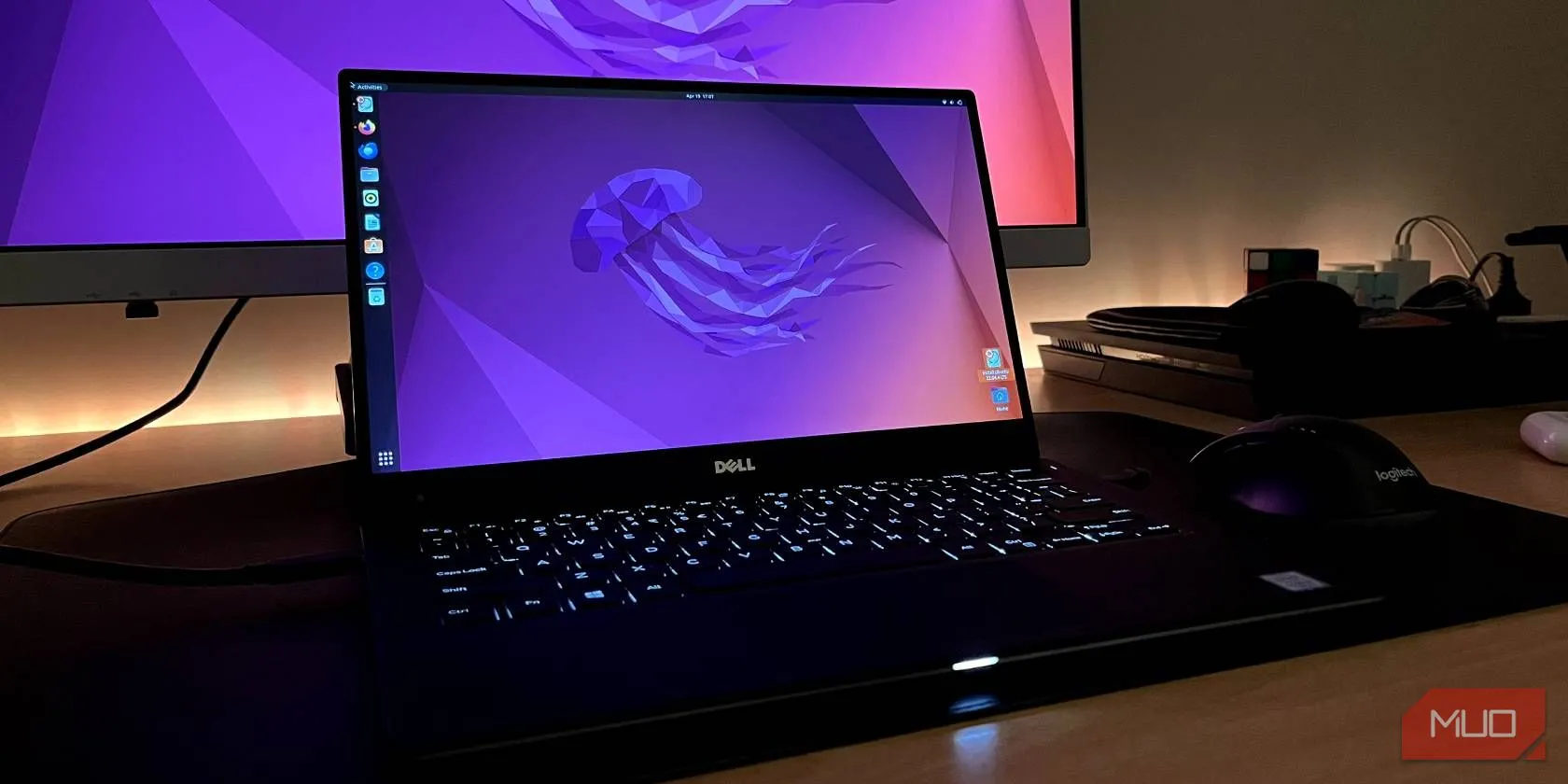 Laptop Dell XPS 13 chạy Ubuntu với màn hình phụ
