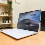 Laptop Dell XPS 14 9440 đặt trên bàn gỗ