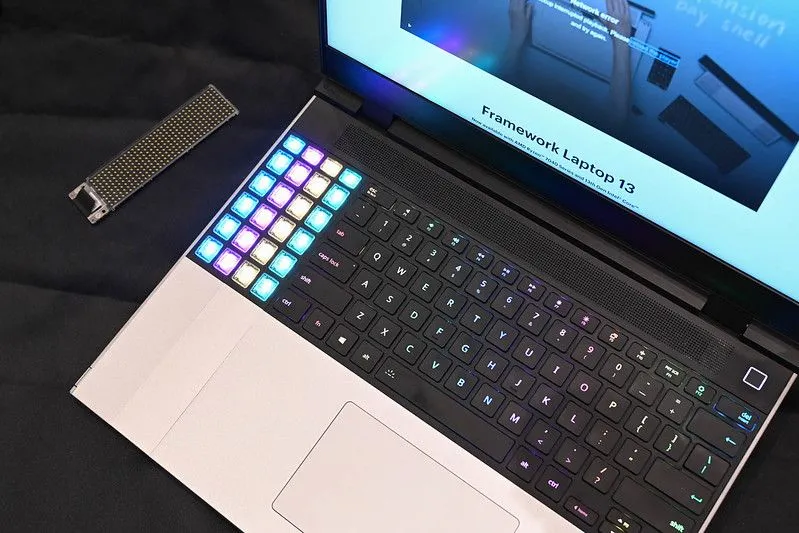 Laptop Framework trưng bày tại CES 2024 với các cổng mô-đun, thể hiện khả năng tùy biến và linh hoạt của cổng USB-C.