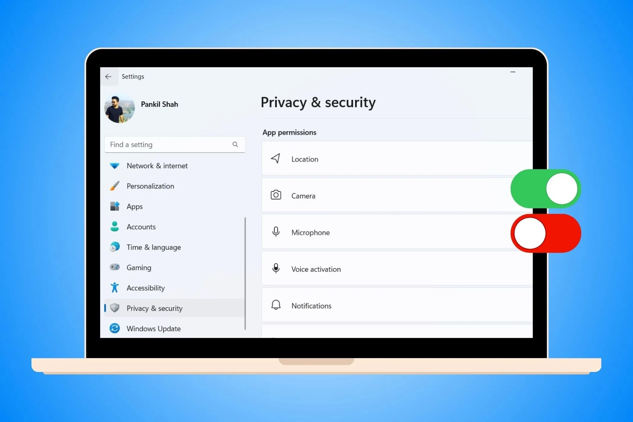 Laptop hiển thị menu quyền riêng tư và bảo mật trong ứng dụng Cài đặt Windows với các nút gạt màu xanh lá và đỏ