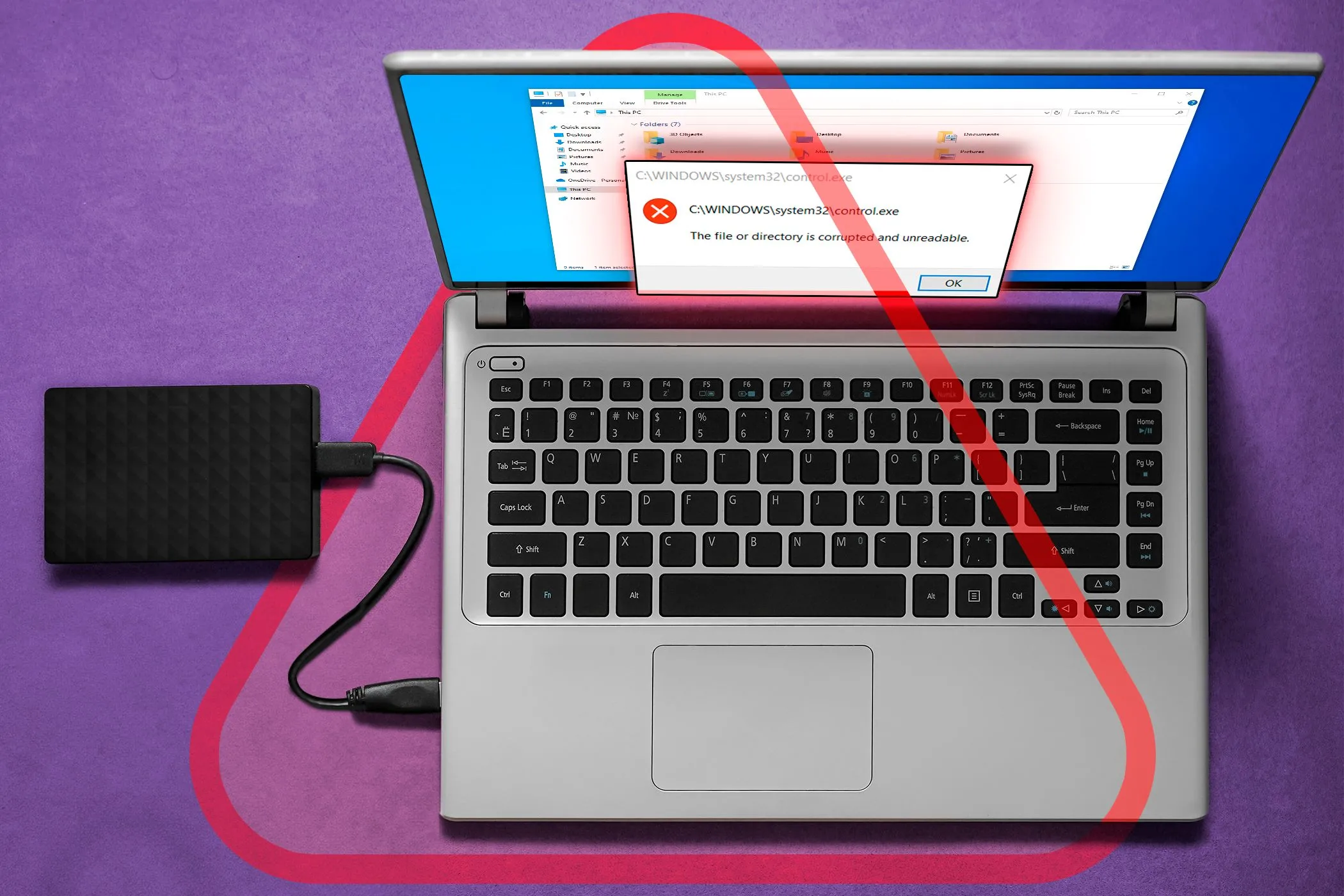 Laptop kết nối với ổ đĩa ngoài hiển thị thông báo lỗi, minh họa rủi ro mất dữ liệu hoặc lỗi trong quá trình mã hóa BitLocker.
