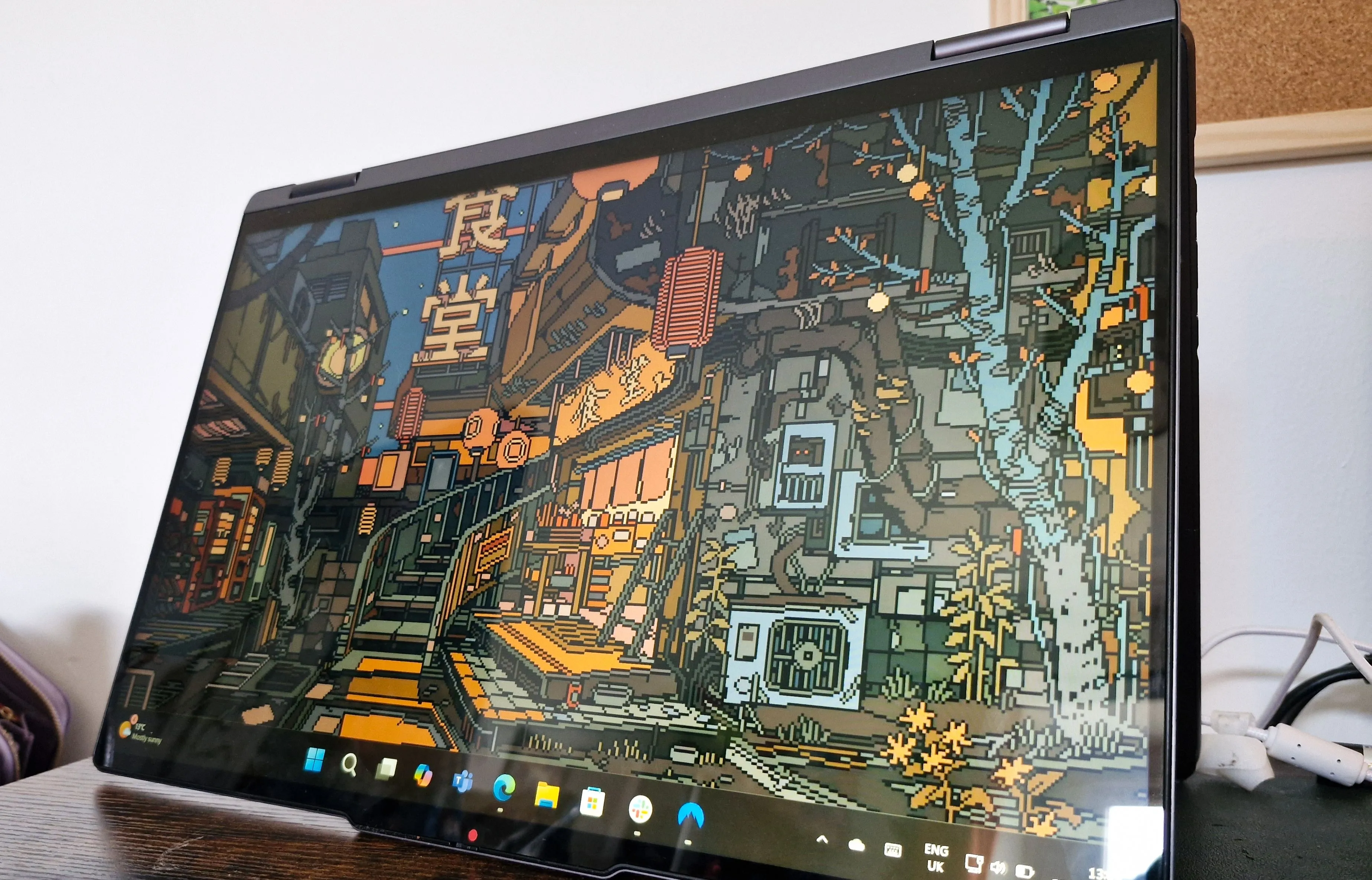 Laptop Lenovo Yoga 7 ở chế độ máy tính bảng, minh họa tính linh hoạt của thiết bị 2-in-1 để đáp ứng nhu cầu giải trí và làm việc.