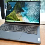 Laptop Lenovo Yoga Solar PC sạc bằng năng lượng mặt trời tại MWC 2025, cho thấy thiết kế mặt trước và nắp lưng tích hợp tấm pin.