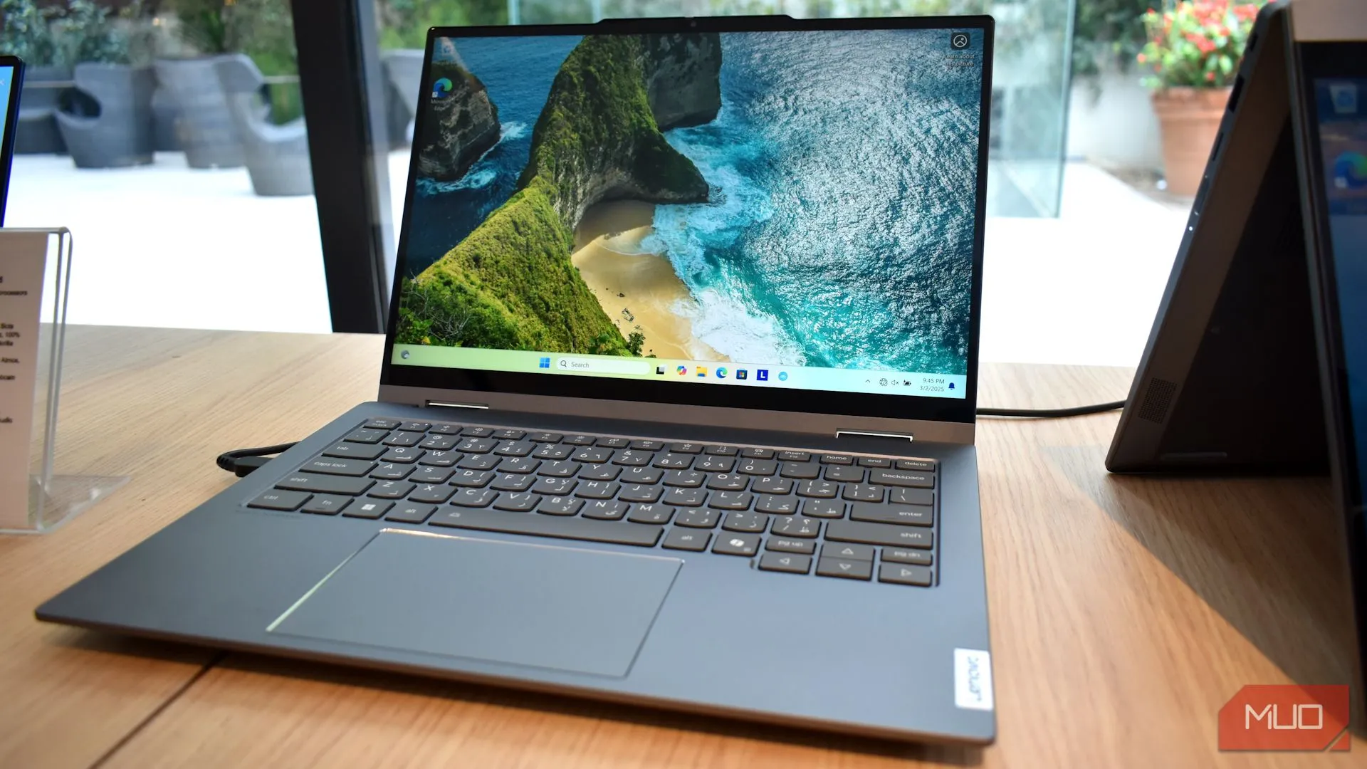 Laptop Lenovo Yoga Solar PC sạc bằng năng lượng mặt trời tại MWC 2025, cho thấy thiết kế mặt trước và nắp lưng tích hợp tấm pin.