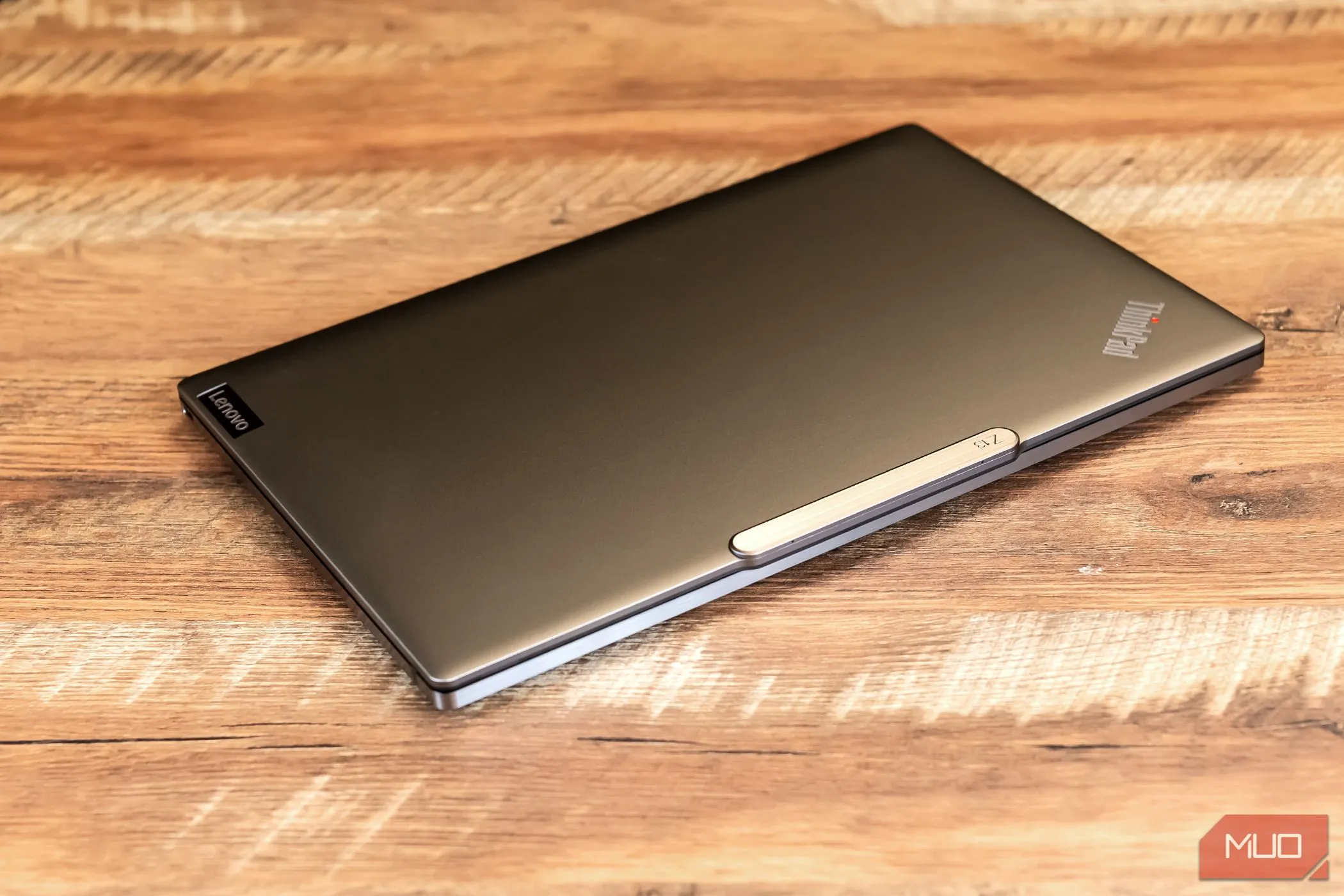 Laptop Lenovo Z13 Gen 2 màu đen ở trạng thái đóng