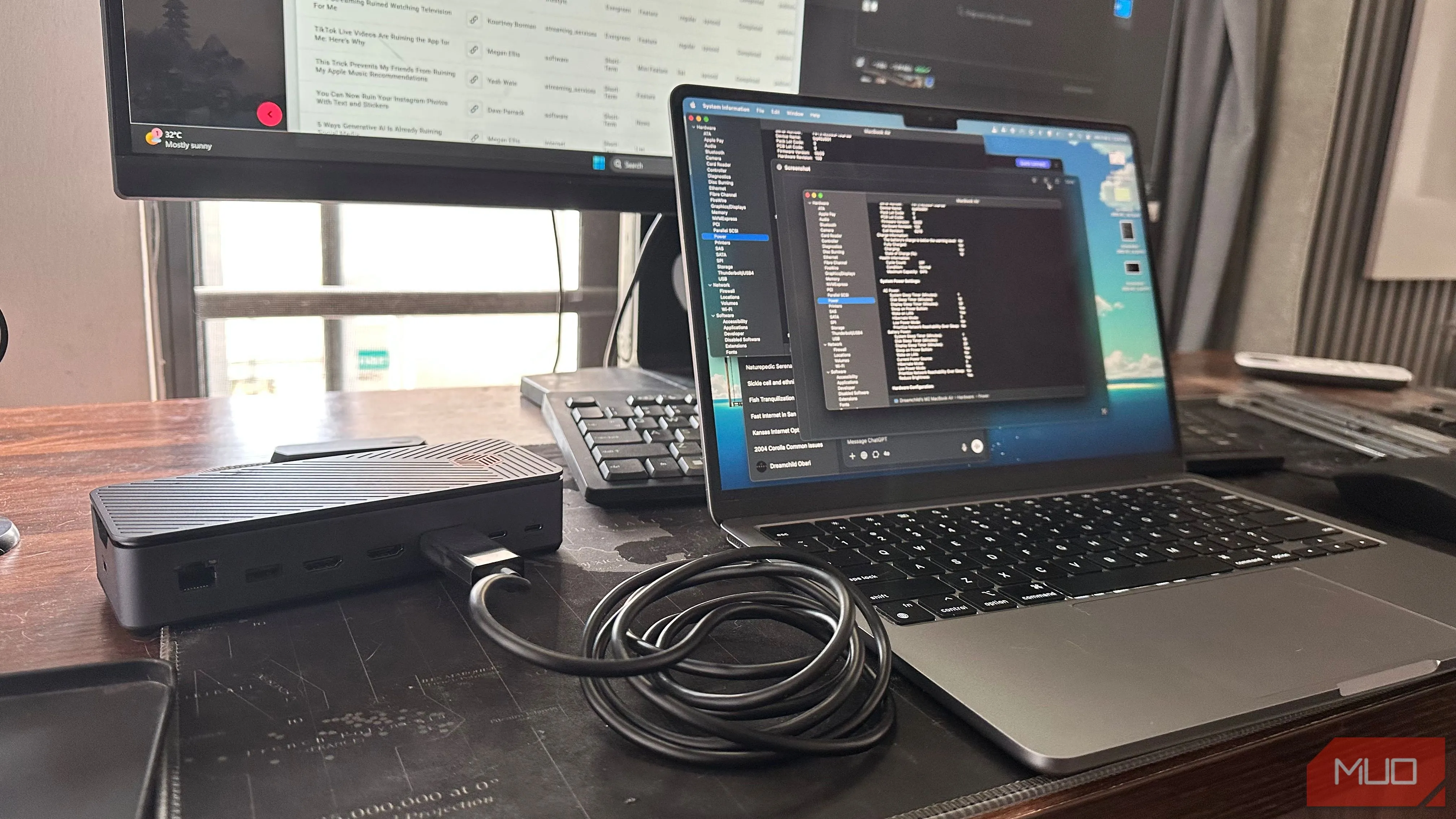 Laptop MacBook và màn hình ngoài kết nối qua hub USB-C, minh họa việc sử dụng song song để tăng năng suất làm việc nhưng tiềm ẩn nguy cơ hao pin.