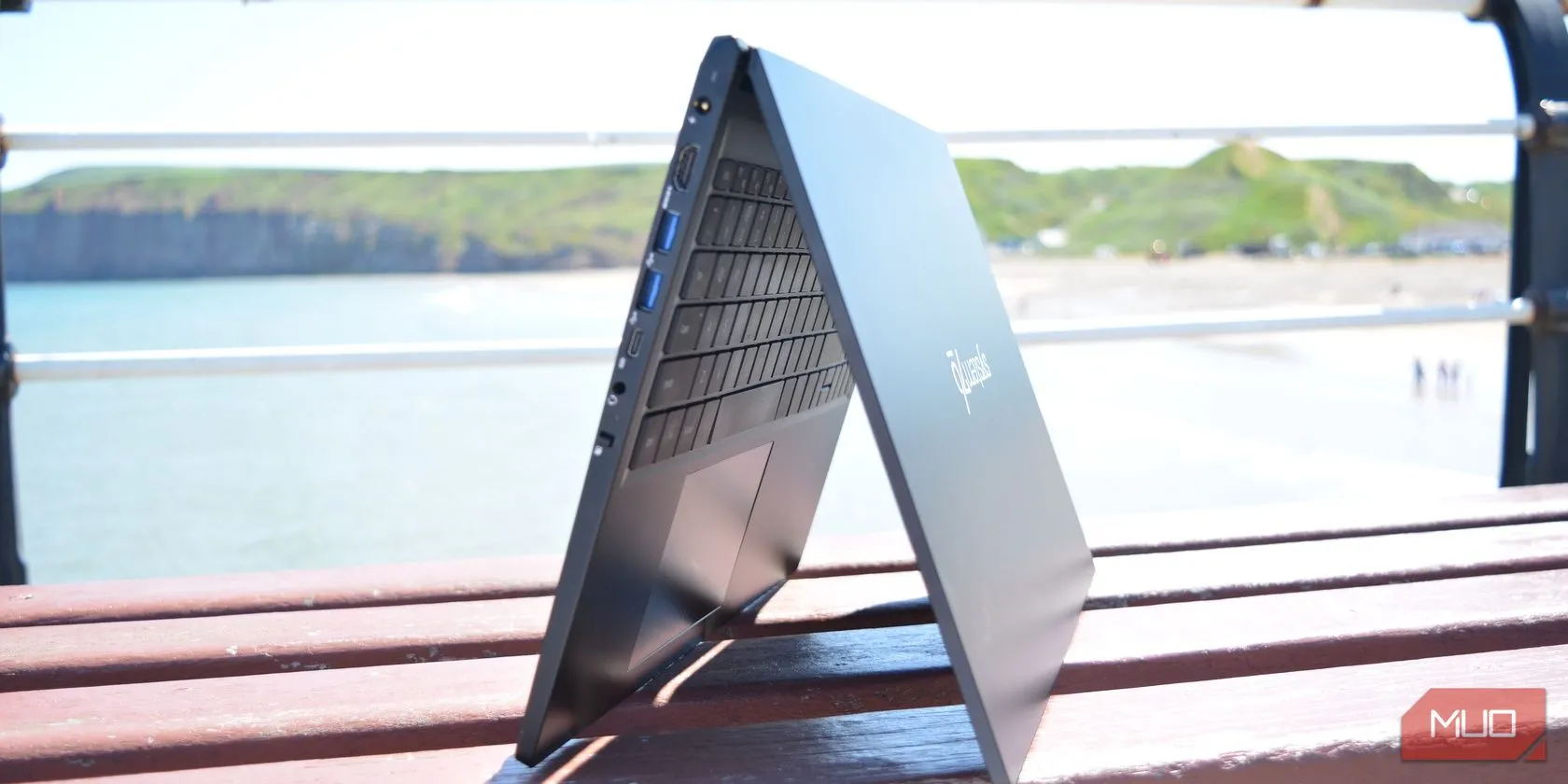 Laptop System76 Pangolin chạy hệ điều hành mã nguồn mở Linux, biểu tượng cho quyền riêng tư