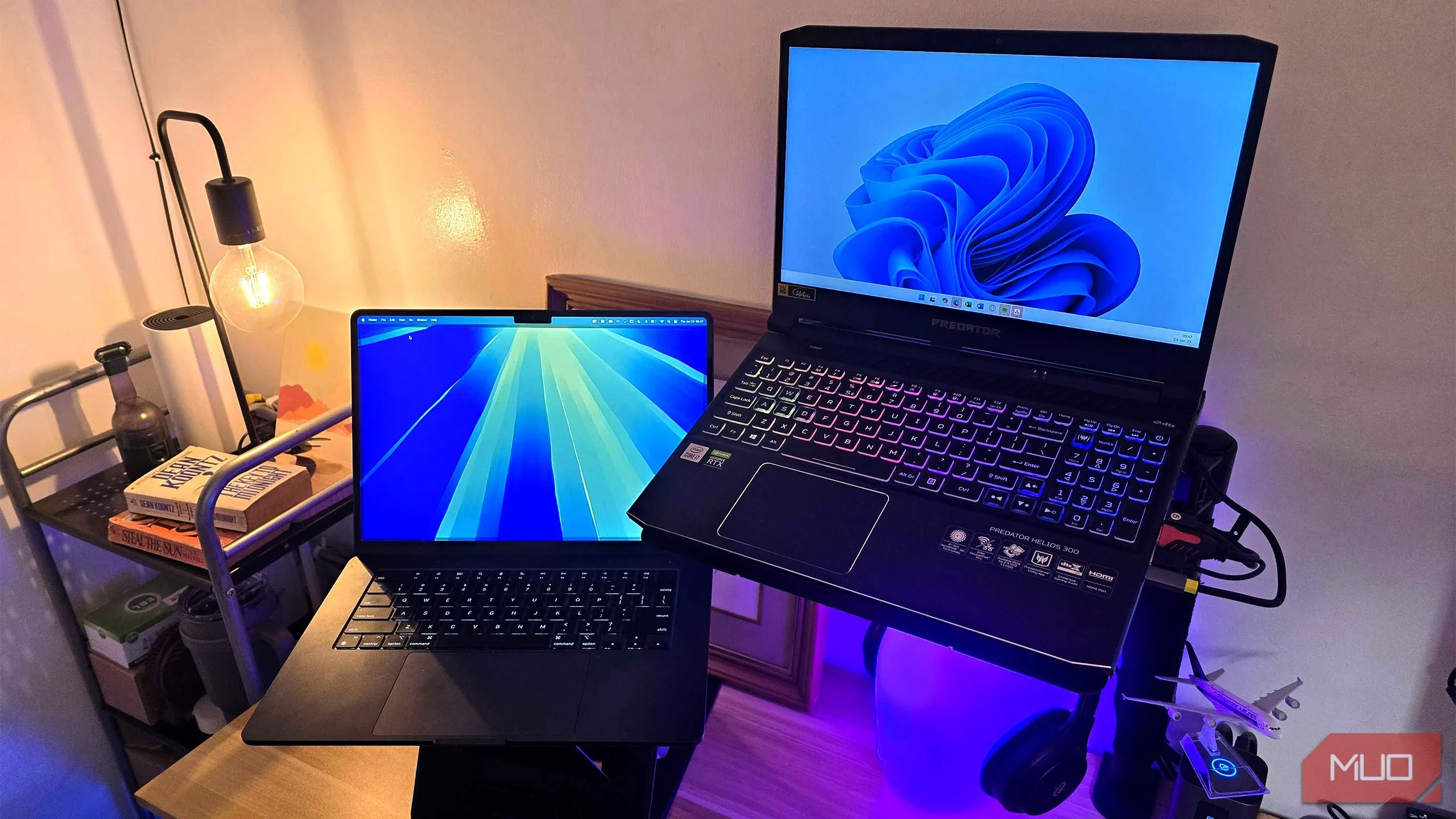 Laptop Windows 11 và MacBook Pro, minh họa tốc độ khởi động nhanh của các PC hiện đại nhờ ổ SSD