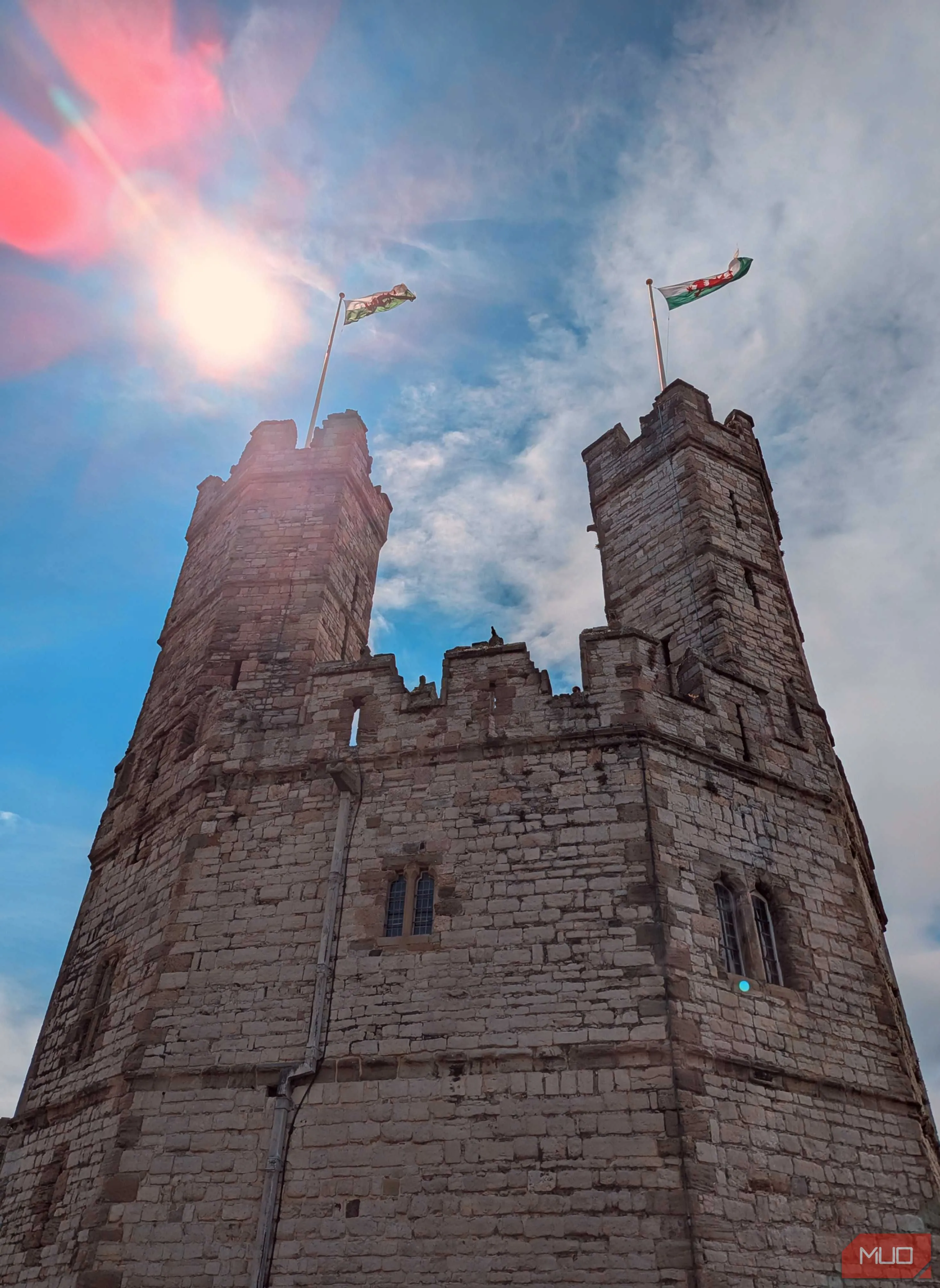 Lâu đài cổ xứ Wales chụp từ góc thấp, tôn lên vẻ hùng vĩ