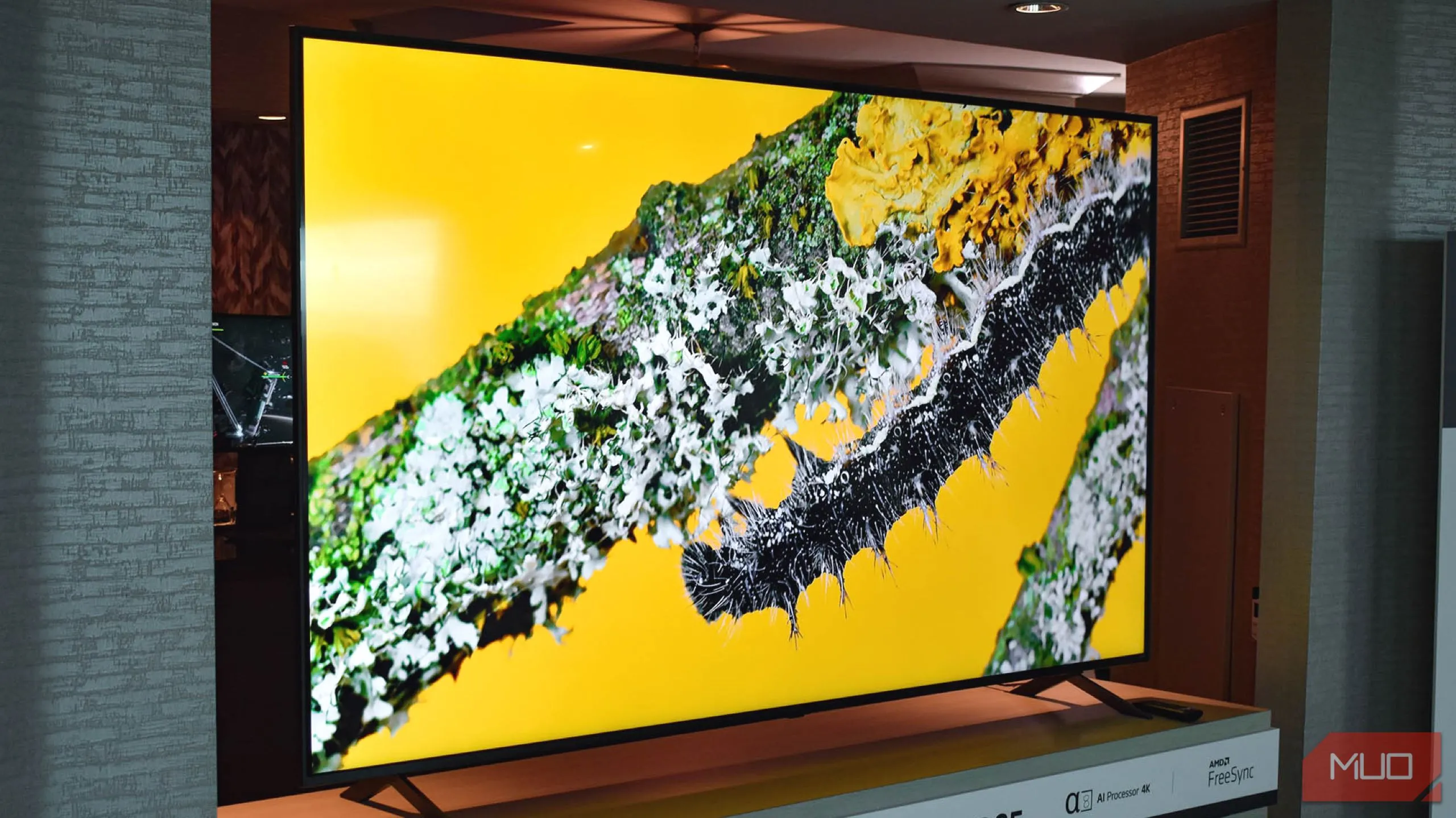 LG QNED85 86 inch Smart TV hiển thị giao diện quảng cáo thông minh dùng AI