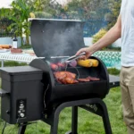 Lò nướng thông minh Brisk It Zelos-450 đang nướng BBQ ngoài trời, tỏa khói nhẹ.