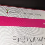 Logo 23andMe trên trang web chính thức, biểu tượng của dịch vụ xét nghiệm DNA bị rò rỉ dữ liệu