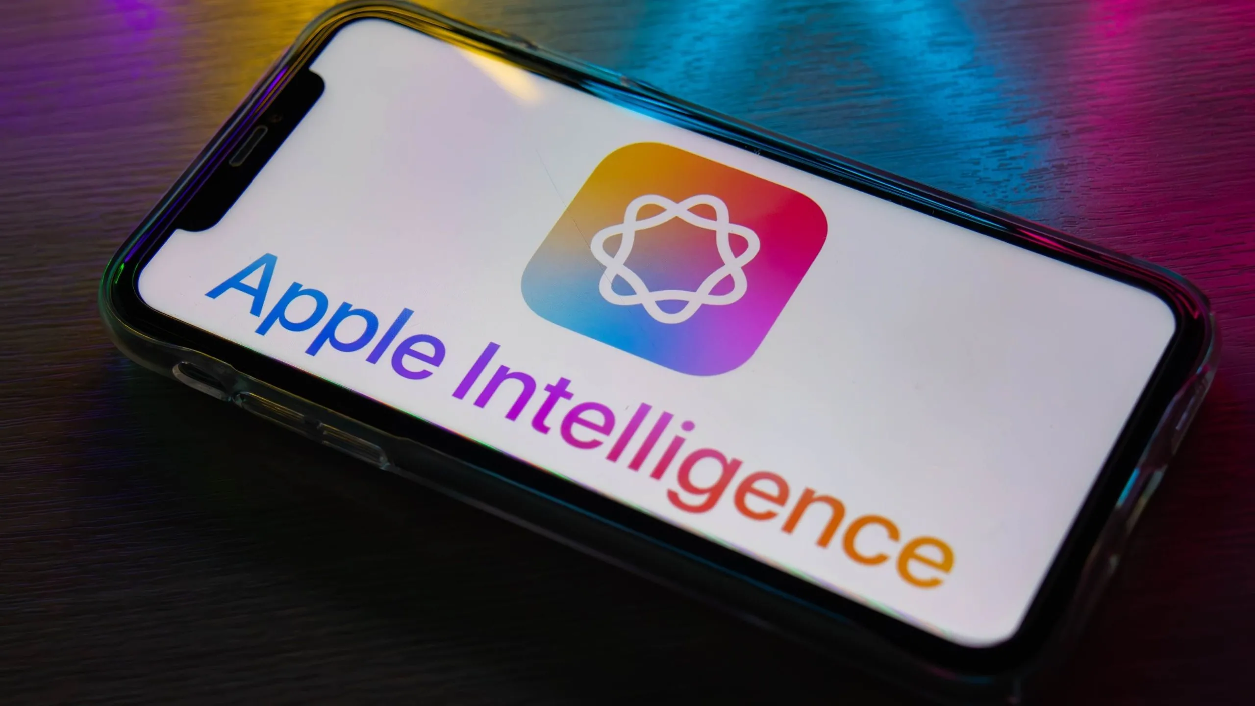 Logo Apple Intelligence và văn bản trên màn hình iPhone