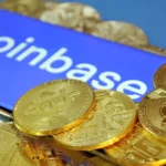 Logo Coinbase với các đồng Bitcoin bao quanh, minh họa sự cố rò rỉ dữ liệu cá nhân trên sàn giao dịch tiền điện tử.
