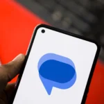 Logo Google Messages hiển thị trên màn hình điện thoại Android với bàn phím ảo phía sau, minh họa tính năng cảnh báo ảnh nhạy cảm của SafetyCore.