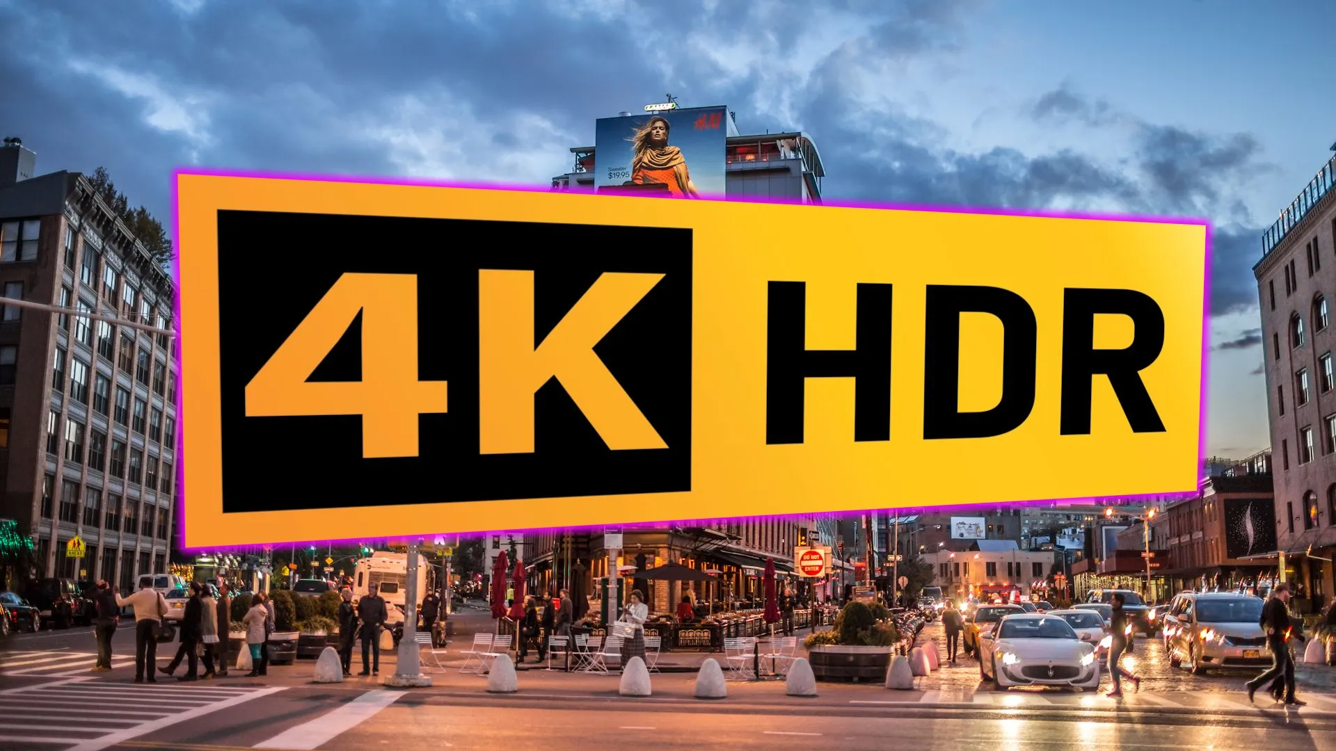 Logo HDR 4K trên màn hình hiển thị cảnh đường phố đêm với ánh sáng rực rỡ, minh họa sự khác biệt của công nghệ HDR