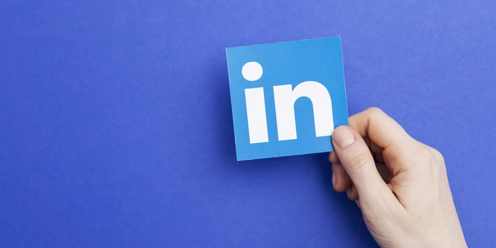 Logo LinkedIn—chữ “in”—được giữ trên tay người dùng